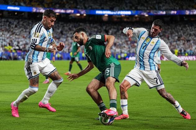 Rayan AÃ¯t-Nouri of Algeria protects the ball from Rodrigo De Paul of Argentina and Nicolas Otamendi of Argentina Argentina v Algeria, 2026 FIFA World Cup, WM, Weltmeisterschaft, Fussball Group J, Football, Kansas City Stadium, Kansas, Missouri, USA - 16 Jun 2026Kansas Kansas City Stadium Missouri (MO) United States of America EDITORIAL USE ONLY No use with unauthorised audio, video, data, fixture lists, club league logos or live services. Online in-match use limited to 120 images, no video emulation. No use in betting, games or single club league player publications.  Copyright: xIsmaelxAdnan Shutterstockx 16929214fb