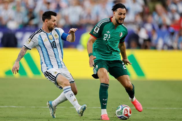 Lionel Messi (L) of Argentina vies for the ball with Ramy Bensebaïni of Algeria during the FIFA World Cup, WM, Weltmeisterschaft, Fussball 2026 group stage match Argentina against Algeria at Arrowhead Stadium in Kansas, United States, 16 June 2026. FIFA World Cup 2026 - Group J - Argentina vs Algeria !ACHTUNG: NUR REDAKTIONELLE NUTZUNG!  Copyright: xJuanxIgnacioxRoncoronix GR3132 0859316761st