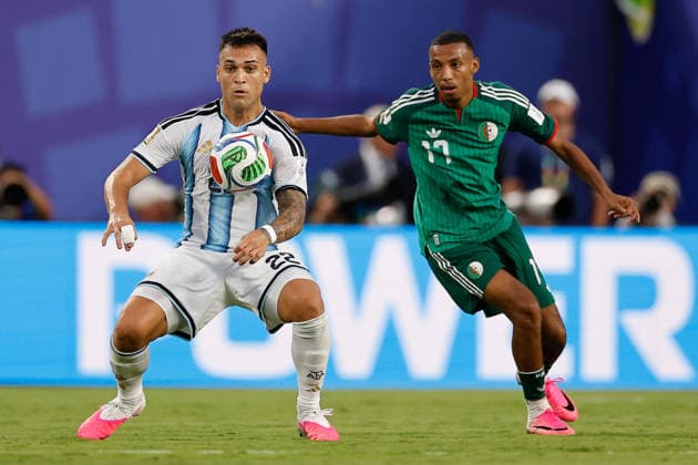 Lautaro Martinez (L) of Argentina vies for the ball with Rafik Belghali of Algeria during the FIFA World Cup, WM, Weltmeisterschaft, Fussball 2026 group stage match Argentina against Algeria at Arrowhead Stadium in Kansas, United States, 16 June 2026. FIFA World Cup 2026 - Group J - Argentina vs Algeria !ACHTUNG: NUR REDAKTIONELLE NUTZUNG!  Copyright: xJuanxIgnacioxRoncoronix GR3136 0859317737st
