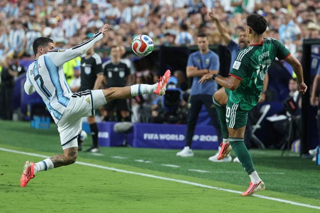 Rodrigo De Paul (L) of Argentina vies for the ball with Fares Chaibi of Algeria during the FIFA World Cup, WM, Weltmeisterschaft, Fussball 2026 group stage match Argentina against Algeria at Arrowhead Stadium in Kansas, United States, 16 June 2026. FIFA World Cup 2026 - Group J - Argentina vs Algeria !ACHTUNG: NUR REDAKTIONELLE NUTZUNG!  Copyright: xJuanxIgnacioxRoncoronix GR3164 0859319572st