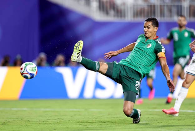 (260617) -- KANSAS CITY, June 17, 2026 -- Aissa Mandi of Algeria passes the ball during the group J match between Argentina and Algeria at the FIFA World Cup, WM, Weltmeisterschaft, Fussball 2026 at Kansas City Stadium in Kansas City, the United States, June 16, 2026. ) (SP)U.S.-KANSAS CITY-FOOTBALL-FIFA WORLD CUP-GROUP J-ARG VS ALG LixMing 