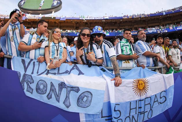 KANSAS CITY, MO - JUNE 16: Argentina fans before the FIFA World Cup, WM, Weltmeisterschaft, Fussball 2026 Group J match between Argentina and Algeria on June 16, 2026 at Kansas City Stadium in Kansas City, MO. (Photo by Scott Winters Icon Sportswire) SOCCER: JUN 16 FIFA World Cup 26 Group J - Argentina vs Algeria EDITORIAL USE ONLY Icon2606161218