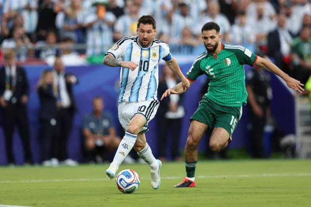 KANSAS CITY, MO - JUNE 16: Lionel Messi 10 of Argentina drives with the ball against Rayan Ait-Nouri 15 of Algeria in the first half of the FIFA World Cup, WM, Weltmeisterschaft, Fussball 2026 Group J match between Argentina and Algeria on June 16, 2026 at Kansas City Stadium in Kansas City, MO. (Photo by Scott Winters Icon Sportswire) SOCCER: JUN 16 FIFA World Cup 26 Group J - Argentina vs Algeria EDITORIAL USE ONLY Icon2606160053
