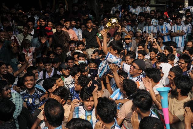 June 17, 2026: CHATTOGRAM, BANGLADESH- Bangladeshi football supporters watch the FIFA World Cup, WM, Weltmeisterschaft, Fussball 2026 Group J match between Argentina and Algeria on a big screen set up on a street in Chattogram, Bangladesh, June 17, 2026. Argentina enjoys one of the largest international fan bases in Bangladesh, where major matches often draw large crowds and public gatherings. - ZUMAr143 20260617_zap_r143_045 Copyright: xMdxRafayatxHaquexKhanx