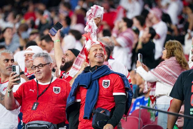 USA: Fußball FIFA World Cup, WM, Weltmeisterschaft, Fussball 2026 Gruppenphase Gruppe J Österreich vs Jordanien San Francisco Bay Area Stadium Levi™s Stadium (Santa Clara County, Kalifornien): Österreichische Fans verfolgen die Partie auf der Tribüne und sorgen mit rot-weiß-roter Perücke, ÖFB-Trikot und Applaus für Stimmung. Anhänger des österreichischen Nationalteams während eines FIFA-WM-2026-Spiels, Fankultur, Fußballfans, Fanatmosphäre, Support, Jubel, Zuschauer, Tribüne, Österreich, ÖFB, World Cup 2026, Impressionen. *** USA Soccer FIFA World Cup 2026 Group Stage Group J Austria vs. Jordan San Francisco Bay Area Stadium Levi’s Stadium Santa Clara County, California Austrian fans watch the match from the stands and create a lively atmosphere with red-white-red wigs, ÖFB jerseys, and applause, creating a lively atmosphere for supporters of the Austrian national team during a 2026 FIFA World Cup match; fan culture, soccer fans, fan atmosphere, support, cheering, spectators, stands, Austria, ÖFB, 2026 World Cup, impressions,detected_source_language Copyright: xJOERANxSTEINSIEKx