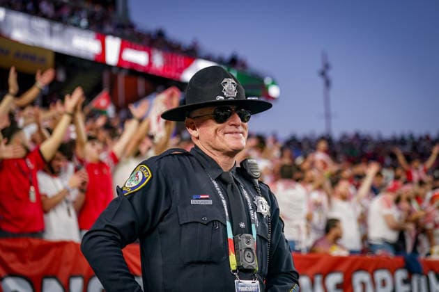 USA Soccer 2026 FIFA World Cup Group Stage Group J Austria vs. Jordan San Francisco Bay Area Stadium Levi’s Stadium Santa Clara County, California A sheriff monitors the action from the sidelines while fans cheer in the background Security personnel during a 2026 FIFA World Cup match, sheriff, deputy sheriff, Law Enforcement, Public Safety, Security, Crowd Management, Police Presence, Emergency Responders, Bodycam, Radio, Uniform, Sunglasses, Stadium Security, Event Security, Fan Zone, Spectators, Stands, Cheering, Fan Atmosphere, Soccer Fans, USA, 2026 World Cup, Scenes, Symbolic Photo,detected_source_language Copyright: xJOERANxSTEINSIEKx