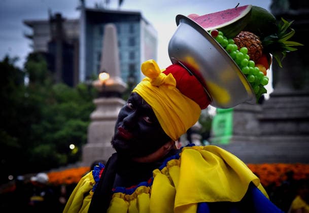Colombian Fans Gather At Angel Of Independence Ahead Of Colombia™s World Cup Debut A Colombia supporter wearing a traditional costume and carrying a bowl filled with fruit on their head poses near the Angel of Independence monument in Mexico City, Mexico, on June 16, 2026, during a gathering of Colombian fans ahead of Colombia s debut match at the FIFA World Cup, WM, Weltmeisterschaft, Fussball 2026. Thousands of Colombian supporters living in Mexico and traveling fans gather at the iconic landmark to celebrate and show their support for the national team, Nationalteam Mexico City Mexico  Copyright: xRafaelxRodriguezx originalFilename:rodriguez-notitle260616_npQFM.jpg