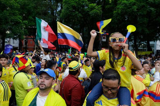 Colombian Fans Celebrate Ahead Of The Opening Match Between Colombia And Uzbekistan At The 2026 World Cup Colombian fans gather at the Angel of Independence in Mexico City, Mexico, on June 16, 2026, to celebrate ahead of the opening match between Colombia and Uzbekistan for the World Cup, scheduled for June 17 at the Estadio Ciudad de Mexico. Amid flags, foam, flares, dancing, and music, thousands of fans enjoy the day together. Mexico City Mexico City Mexico  Copyright: xGerardoxVieyrax originalFilename:vieyra-notitle260616_npGyq.jpg