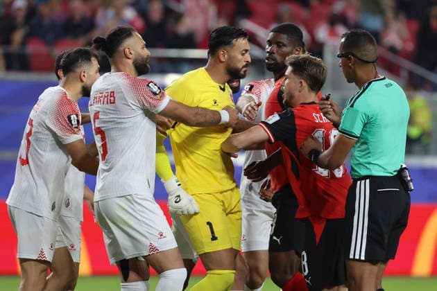 Goalkeeper Yazeed Abulaila (C), of Jordan, argues with Romano Schmid (2R), of Austria, during a Group J match at the 2026 FIFA World Cup, WM, Weltmeisterschaft, Fussball between Austria and Jordan at Levi s Stadium in Santa Clara, USA, 16 June 2026. FIFA World Cup 2026 : Gropu J - Austria vs. Jordan !ACHTUNG: NUR REDAKTIONELLE NUTZUNG!  Copyright: xMiguelxGutiérrezx GRAF9691 20260617-55020617936_1