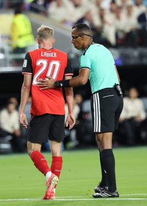 SOCCER - FIFA World Cup, WM, Weltmeisterschaft, Fussball 2026 SANTA CLARA,CALIFORNIA,USA,17.JUN.26 - SOCCER - FIFA World Cup 2026, group stage, Austria vs Jordan. Image shows Konrad Laimer (AUT) and referee Dahane Beida (MTN).  GEPAxpictures xStevenxDinberg