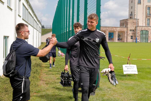 CFC Training Begins June 17, 2026, Chemnitz, Sportforum, Sports, Soccer, Northeast Regional League, CFC, Training Head Coach Benjamin Duda welcomes the players to their first training session after the summer break. Goalkeeper David Wunsch is greeted by a fan. Chemnitz, Saxony, Germany,detected_source_language