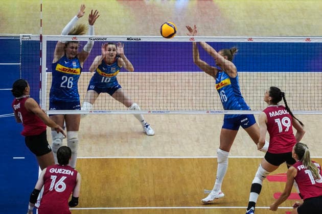FIVB Women s Nations League 2026. Alexa Gray and Emily Maglio of Canada and Indy Baijens of the Netherlands compete during the FIVB Women s Volleyball Nations League match between Canada and the Netherlands in Bangkok, Thailand, on June 17, 2026. Bangkok Bangkok Thailand  Copyright: xAnusakxLaowilasx originalFilename:laowilas-notitle260617_npGQc.jpg