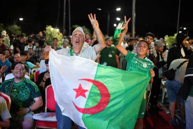 Algeria Vs. Argentina, 2026 World Cup, Giant Screen In Algiers Supporters watch a public broadcast of the FIFA World Cup, WM, Weltmeisterschaft, Fussball 2026 Group G football match between Algeria and Argentina on a giant screen in Algiers, Algeria, on June 17, 2026. Alger Algeria  Copyright: xAPPx originalFilename:app-notitle260617_npq68.jpg