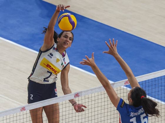 (260617) -- PASIG CITY, June 17, 2026 -- Denise Meli (L) of Italy competes against Magdalena Jehlarova of the Czech Republic during the women s pool 5 match between Italy and the Czech Republic in week 2 of the Volleyball Nations League (VNL) 2026, the Philippines, on June 17, 2026. ) (SP)PHILIPPINES-PASIG CITY-VOLLEYBALL-NATIONS LEAGUE-ITA VS CZE ROUELLExUMALI 