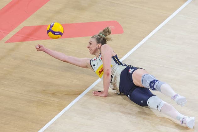 (260617) -- PASIG CITY, June 17, 2026 -- Sarah Luisa Fahr of Italy saves the ball during the women s pool 5 match between Italy and the Czech Republic in week 2 of the Volleyball Nations League (VNL) 2026, the Philippines, on June 17, 2026. ) (SP)PHILIPPINES-PASIG CITY-VOLLEYBALL-NATIONS LEAGUE-ITA VS CZE ROUELLExUMALI 
