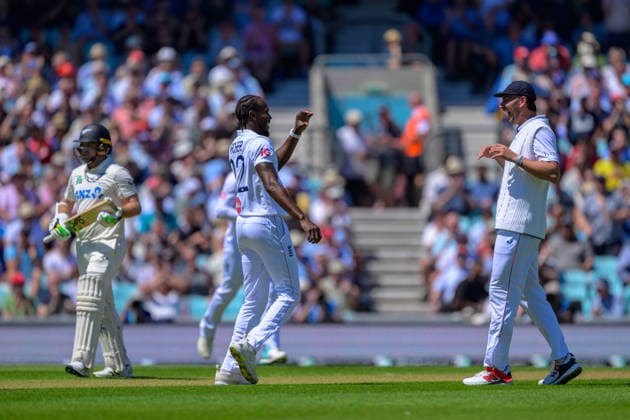 LONDON, ENGLAND JUNE 17 - Players of England celebrates the wicket of Tom Latham of New Zealand during Day One of the 2nd Rothesay Test Match game between England and New Zealand at Kia Oval on June 17, 2026 in London , England . (Photo by Keeran Marquis Sports Press Photo)  Copyright: xKeeranxMarquis SPPx Sportspressphoto_SPR168287