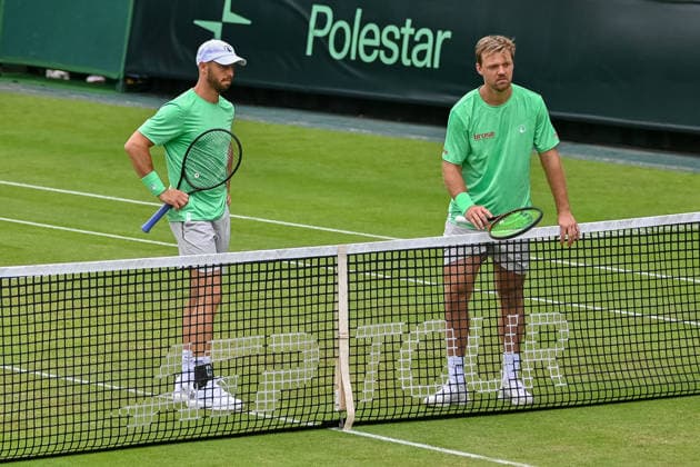 Tim Puetz (GER) and Kevin Krawietz (GER) looking pensive at the net during a break at the TERRA WORTMANN Open 2026, Tennis, ATP, Mens 500, Tournament, Main Draw, June 17, 2026, TERRA WORTMANN Open 2026, Tennis, ATP, Men’s 500, Tournament, Main Draw, June 17, 2026, Halle,detected_source_language Copyright: xEibner-Pressefoto RobertxGertzenx EP_RGN