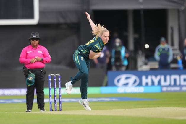 Australia Women v Bangladesh Women, ICC Women s T20 World Cup Kim Garth of Australia Women bowling during the ICC Women s T20 World Cup match between Australia Women and Bangladesh Women at Headingley Stadium, Leeds, UK on 17 June 2026. Leeds Headingley Stadium West Yorkshire UK Editorial use only , Copyright: xAlunxRobertsx PSI-24326-0019