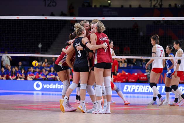 Germany v China - Volleyball Nations League 2026 Ankara Stage Camilla Weitzel, number 21, celebrates with teammates after scoring a point during the FIVB Volleyball Nations League (VNL) match between Germany and China at the Ankara Arena in Ankara, Turkey, on June 17, 2026. Ankara Turkey  Copyright: xÃ‡aÄülarxOskayx originalFilename:oskay-volleyba260617_npdB0.jpg