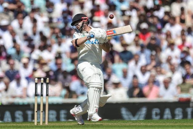 England v New Zealand - 2nd Rothesay Test Match: Day One New Zealand captain Tom Latham dodges a bouncer from Josh Tongue of England during the 2nd Rothesay Test Match Day 1 between England and New Zealand at The Kia Oval in London, United Kingdom, on June 17, 2026. London London United Kingdom  Copyright: xNewsxImagesx originalFilename:cosgrove-2ndrothe260617_npUYn.jpg