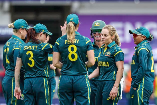 Australia v Bangladesh - ICC Women s T20 World Cup England & Wales 2026 Sophie Molineux of Australia is congratulated for taking a wicket during the ICC Women s T20 World Cup Group 1 match between Australia and Bangladesh at Headingley Cricket Ground in Leeds, United Kingdom, on June 17, 2026. Leeds West Yorkshire United Kingdom  Copyright: xMIxNewsx originalFilename:fletcher-australi260617_nprdH.jpg