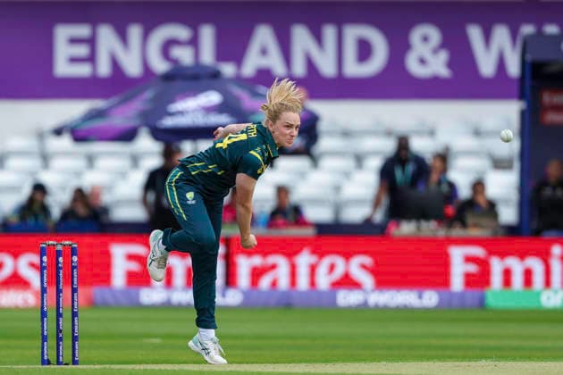 Australia v Bangladesh - ICC Women s T20 World Cup England & Wales 2026 Kim Garth of Australia bowls during the ICC Women s T20 World Cup Group 1 match between Australia and Bangladesh at Headingley Cricket Ground in Leeds, United Kingdom, on June 17, 2026. Leeds West Yorkshire United Kingdom  Copyright: xMIxNewsx originalFilename:fletcher-australi260617_npmqk.jpg