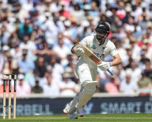 England v New Zealand - 2nd Rothesay Test Match: Day One Henry Nicholls of New Zealand makes two runs during the 2nd Rothesay Test Match Day 1 between England and New Zealand at The Kia Oval in London, United Kingdom, on June 17, 2026. London London United Kingdom  Copyright: xNewsxImagesx originalFilename:cosgrove-2ndrothe260617_npqSM.jpg