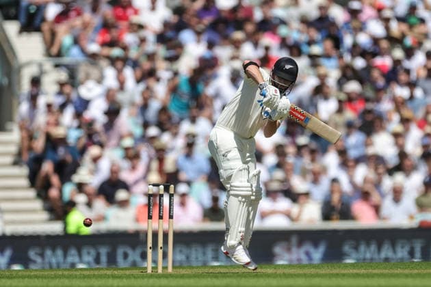 England v New Zealand - 2nd Rothesay Test Match: Day One Henry Nicholls of New Zealand hits the ball for two runs during the 2nd Rothesay Test Match Day 1 between England and New Zealand at The Kia Oval in London, United Kingdom, on June 17, 2026. London London United Kingdom  Copyright: xNewsxImagesx originalFilename:cosgrove-2ndrothe260617_npv1a.jpg