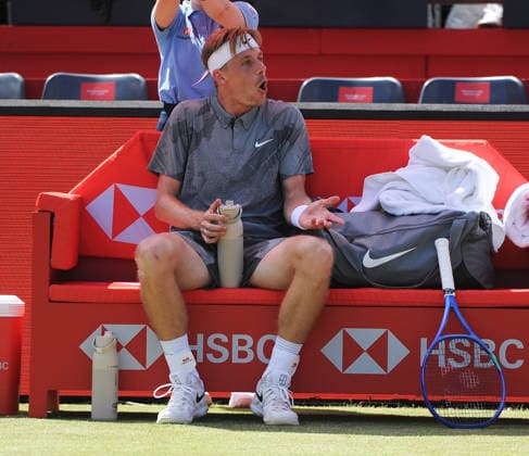 Tennis - HSBC Queen™s Club Championships - Men s ATP, Tennis Herren Tour 500 Tournament - Queen™s Club, London - Wednesday 17th June 2026 Men™s Singles, Second Round; Andy Murray Arena: Alex De Minaur (AUS) vs. Denis Shapovalov (CAN) Denis Shapovalov argues with his coach between take overs COLORSPORT ANDREW COWIE 