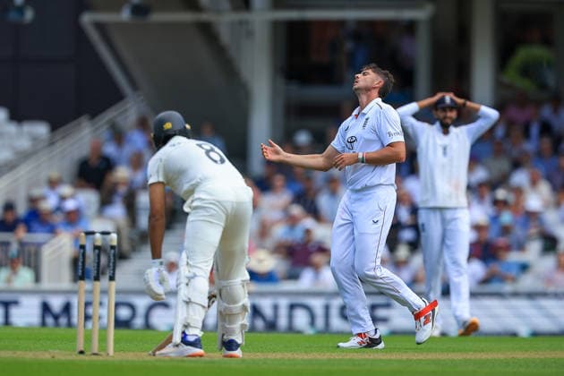 England v New Zealand, International Test Match 2026 England Fast Bowler Josh Tongue (56) beats New Zealand Middle Order Batter Rachin Ravindra during the International Test Match 2026 match between England and New Zealand at the Oval, London, UK on 17 June 2026. London Oval London UK Editorial use only , Copyright: xChrisxFoxwellx PSI-24387-0147