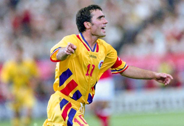 940622 Football, FIFA World Cup, WM, Weltmeisterschaft, Fussball 1994 (USA), Group A, Romania - Switzerland 1-4: Romanias Gheorge Hagi celebrates his equalizing goal to 1-1. Photo: BILDBYRAN M013_07 940622rumsch rumänien schweiz romania switzerland m013_07 scanx dia bbeng fotboll football soccer VM VM94 VM1994 VM 1994 fotbolls-vm fifa world cup romania v switzerland 960622 world championships världsmästerskap pontiac silverdome detroit june 22 1994 *** 940622 Soccer, 1994 FIFA World Cup in the U.S., Group A, Romania vs. Switzerland 1–4  Copyright: BILDBYRAN BB940622BB055