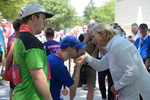 17.06.2026, Saarland, Saarbrücken. Ministerpräsidentin Anke Rehlinger besucht am Mittwoch die Leichtathletikwettkämpfe der Special Olympics im Stadion am Kieselhumes. *** June 17, 2026, Saarland, Saarbrücken bub