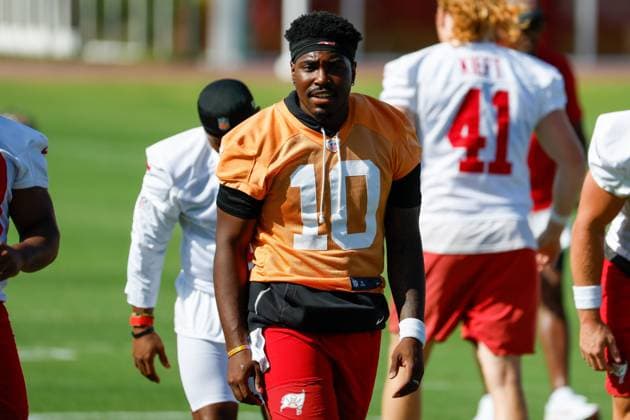June 17, 2026, Tampa, Florida, USA: Tampa Bay Buccaneers quarterback Jalon Daniels (10) talks with teammates, while he warms up during mandatory minicamp at the AdventHealth Training Center in Tampa on Wednesday, June 17, 2026. Tampa USA - ZUMAs70_ 0859377800st Copyright: xJeffereexWoox