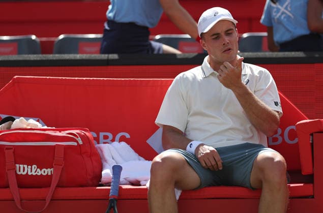 Arthur Fery of GB suffers a nose bleed HSBC Queen s Club Championships, Day Twelve, Tennis, Queen s Club, West Kensington, London, UK - 17 Jun 2026London Queen s Club United Kingdom  Copyright: xEllaxLing Shutterstockx 16924338bc