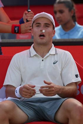 Arthur Fery of GB suffers a nose bleed HSBC Queen s Club Championships, Day Twelve, Tennis, Queen s Club, West Kensington, London, UK - 17 Jun 2026London Queen s Club United Kingdom  Copyright: xEllaxLing Shutterstockx 16924338aq