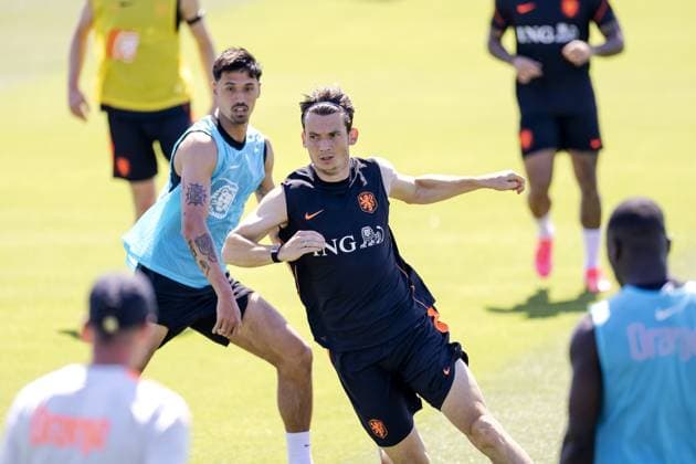 KANSAS CITY - Tijjani Reijnders of the Netherlands and Marten de Roon of the Netherlands during a training session of the Dutch national team, Nationalteam at the KC Current Training Facility, on June 17, 2026, in Kansas City. The Dutch team is preparing for the match against Sweden at the FIFA World Cup, WM, Weltmeisterschaft, Fussball ROBIN VAN LONKHUIJSEN ANP xVIxANPxSportx xxANPxIVx 561265731 originalFilename: 561265731.jpg
