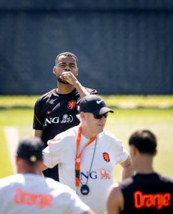 KANSAS CITY - Cody Gakpo of the Netherlands and Netherlands coach Ronald Koeman during a training session of the Dutch national team, Nationalteam at the KC Current Training Facility, on June 17, 2026, in Kansas City. The Dutch team is preparing for the match against Sweden at the FIFA World Cup, WM, Weltmeisterschaft, Fussball KOEN VAN WEEL ANP xVIxANPxSportx xxANPxIVx 561265763 originalFilename: 561265763.jpg