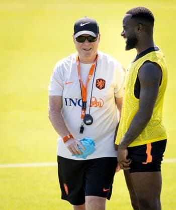 KANSAS CITY - Netherlands coach Ronald Koeman and Lutsharel Geertruida of the Netherlands during a training session of the Dutch national team, Nationalteam at the KC Current Training Facility, on June 17, 2026, in Kansas City. The Dutch team is preparing for the match against Sweden at the FIFA World Cup, WM, Weltmeisterschaft, Fussball KOEN VAN WEEL ANP xVIxANPxSportx xxANPxIVx 561266138 originalFilename: 561266138.jpg