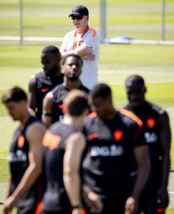 KANSAS CITY - National coach Ronald Koeman during a training session of the Dutch national team, Nationalteam at the KC Current Training Facility, on June 17, 2026, in Kansas City. The Dutch team is preparing for the match against Sweden at the FIFA World Cup, WM, Weltmeisterschaft, Fussball ROBIN VAN LONKHUIJSEN ANP xVIxANPxSportx xxANPxIVx 561266542 originalFilename: 561266542.jpg
