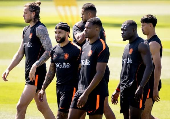 KANSAS CITY - Wout Weghorst (of the Netherlands), Memphis Depay (of the Netherlands), Cody Gakpo (of the Netherlands), Denzel Dumfries (of the Netherlands), Brian Brobbey (of the Netherlands), and Tijjani Reijnders (of the Netherlands) during a training session of the Dutch national team, Nationalteam at the KC Current Training Facility on June 17, 2026, in Kansas City. The Dutch national team is preparing for the match against Sweden at the FIFA World Cup, WM, Weltmeisterschaft, Fussball KOEN VAN WEEL ANP xVIxANPxSportx xxANPxIVx 561267169 originalFilename: 561267169.jpg