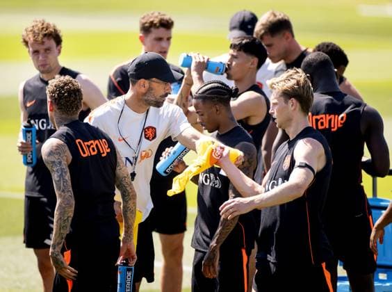 KANSAS CITY - Mats Wieffer of the Netherlands, Noa Lang of the Netherlands, assistant Ruud van Nistelrooij, Crysencio Summerville of the Netherlands, Tijjani Reijnders of the Netherlands and Frenkie de Jong of the Netherlands during a training session of the Dutch national team, Nationalteam at the KC Current Training Facility, on June 17, 2026, in Kansas City. The Dutch national team is preparing for the match against Sweden during the FIFA World Cup, WM, Weltmeisterschaft, Fussball KOEN VAN WEEL ANP xVIxANPxSportx xxANPxIVx 561267253 originalFilename: 561267253.jpg