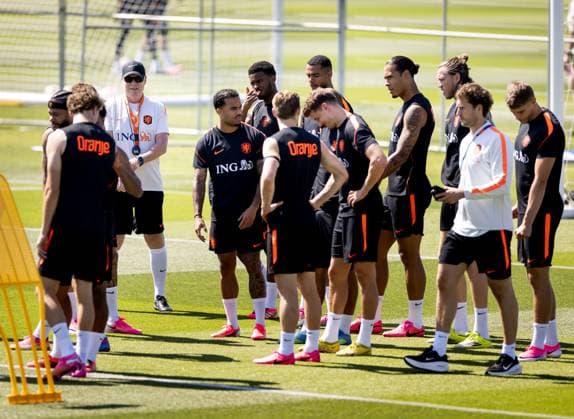 KANSAS CITY - Memphis Depay (of the Netherlands), Netherlands coach Ronald Koeman, Justin Kluivert (of the Netherlands), Jorrel Hato (of the Netherlands), Cody Gakpo (of the Netherlands), Virgil van Dijk (of the Netherlands), Wout Weghorst (of the Netherlands), and Micky van de Ven (of the Netherlands) during a training session of the Dutch national team, Nationalteam at the KC Current Training Facility on June 17, 2026, in Kansas City. The Dutch national team is preparing for the match against Sweden at the FIFA World Cup, WM, Weltmeisterschaft, Fussball KOEN VAN WEEL ANP xVIxANPxSportx xxANPxIVx 561267296 originalFilename: 561267296.jpg