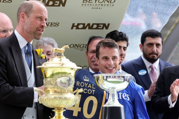 June 17, 2026, Ascot, Windsor, UK HRH Prince William presents jockey William Buick with a blanket after his 40th win at Royal Ascot Ascot Racecourse Jockey, Buick, Portrait, Prince William, Tribute, Anniversary, Victory, 40 Wins, Royal Ascot Winner, Numbered blanket 260617D591ROYAL ASCOT JPG,detected_source_language