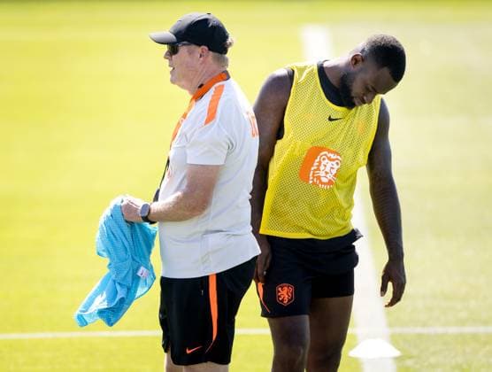 KANSAS CITY - Netherlands coach Ronald Koeman and Lutsharel Geertruida of the Netherlands during a training session of the Dutch national team, Nationalteam at the KC Current Training Facility, on June 17, 2026, in Kansas City. The Dutch team is preparing for the match against Sweden at the FIFA World Cup, WM, Weltmeisterschaft, Fussball KOEN VAN WEEL ANP xVIxANPxSportx xxANPxIVx 561269917 originalFilename: 561269917.jpg