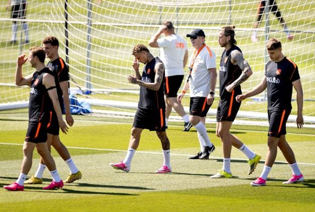 KANSAS CITY - Frenkie de Jong (of the Netherlands), Guus Til (of the Netherlands), Noa Lang (of the Netherlands), Netherlands coach Ronald Koeman, Wout Weghorst (of the Netherlands), and Micky van de Ven (of the Netherlands) during a training session of the Dutch national team, Nationalteam at the KC Current Training Facility on June 17, 2026, in Kansas City. The Dutch national team is preparing for the match against Sweden at the FIFA World Cup, WM, Weltmeisterschaft, Fussball KOEN VAN WEEL ANP xVIxANPxSportx xxANPxIVx 561270986 originalFilename: 561270986.jpg