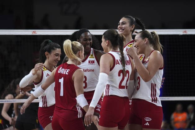 Turkiye v Belgium - FIVB Women s Volleyball Nations League ANKARA, TURKIYE - JUNE 17: Players of Turkiye celebrate a point during the 2026 FIVB Women s Volleyball Nations League match between Turkiye and Belgium at the Ankara Sports Hall, in Ankara, Turkiye, on June 17, 2026. Dilara Irem Sancar Anadolu Ankara Turkey. Editorial use only. Please get in touch for any other usage.  Copyright: x2026xAnadoluxDilaraxIremxSancarx