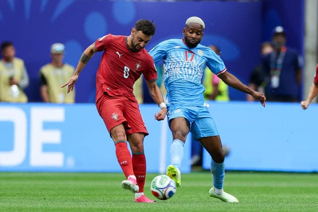Bruno Fernandes of Portugal and Cedric Bakambu of the DR Congo battle for the ball during the 2026 FIFA World Cup Group K match between Portugal and the DR Congo at Houston Stadium on June 17, 2026, in Houston, United States. Photo by Torbjorn Tande, DeFodi Images,detected_source_language