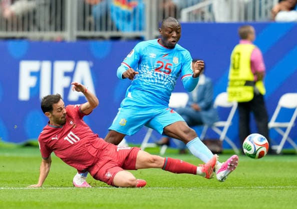 Bernardo Silva (Portugal, No. 10) goes in for a tackle against Arthur Masuaku (DR Congo, No. 26) during a one-on-one battle, FIFA World Cup, Portugal vs. DR Congo, Houston, June 17, 2026, USA, FIFA World Cup, Portugal vs. DR Congo, Houston, June 17, 2026, Houston,detected_source_language Copyright: xEibner-Pressefoto ScottxColemanx EP_SCN