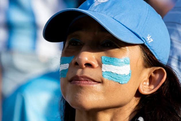 KANSAS CITY, MO - JUNE 16: An Argentina fan gets ready for her teams arrival prior to the FIFA World Cup, WM, Weltmeisterschaft, Fussball 2026 Group J match between Argentina and Algeria on June 16, 2026 at the Kansas City Stadium in Kansas City, MO. (Photo by Nick Tre. Smith Icon Sportswire) SOCCER: JUN 16 FIFA World Cup 26 Group J - Argentina vs Algeria EDITORIAL USE ONLY Icon2606162605