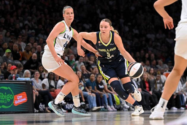 MINNEAPOLIS, MN - JUNE 09: Dallas Wings guard Paige Bueckers (5) controls the ball as Minnesota Lynx guard Antonia Delaere (8) defends during a WNBA, Basketball Damen, USA game between the Minnesota Lynx and Dallas Wings on June 9, 2026, at Target Center in Minneapolis MN. (Photo by Nick Wosika Icon Sportswire) WNBA: JUN 09 Dallas Wings at Minnesota Lynx EDITORIAL USE ONLY Icon20260609067